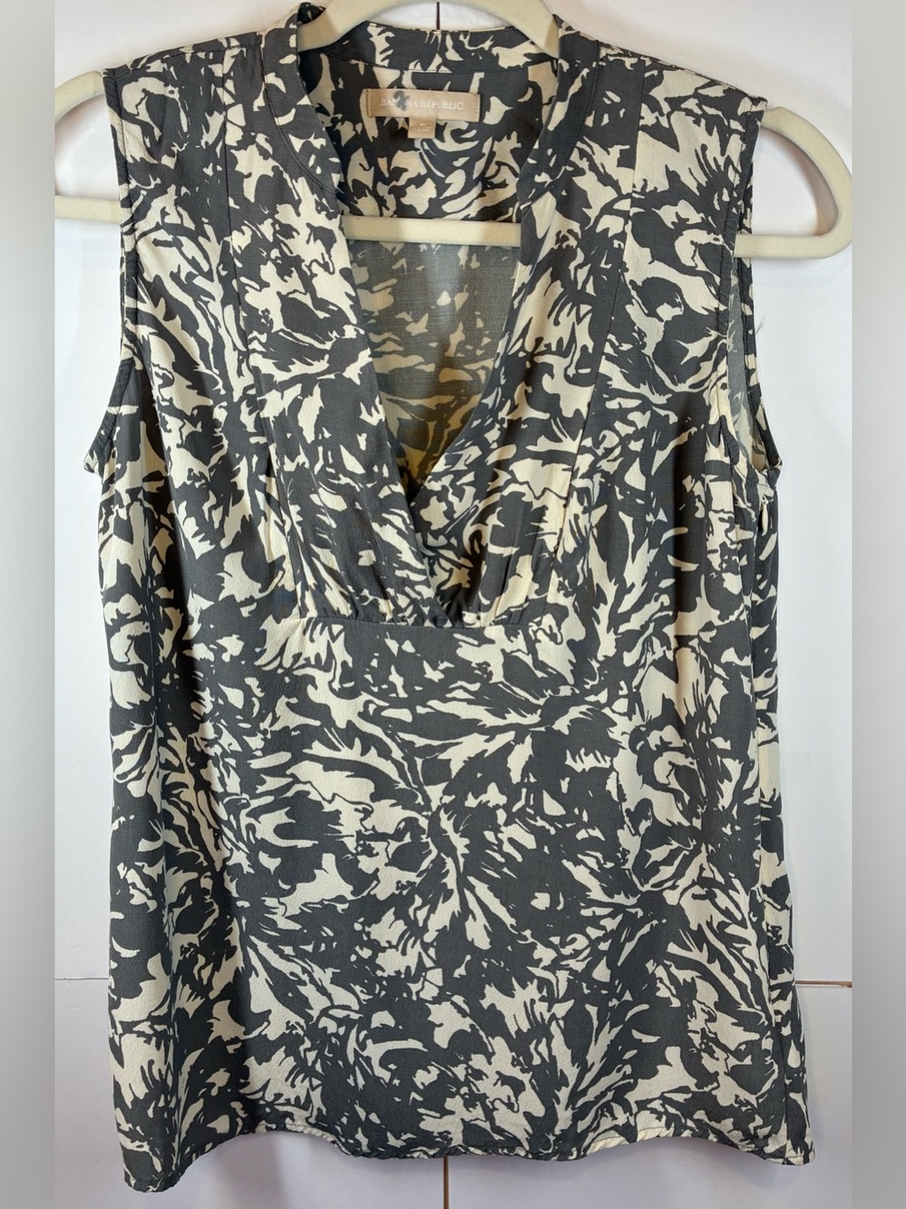 Banana Republic Gray Ivory Floral Sleeveless V-Neck Blouse Size 6